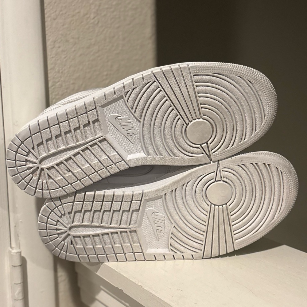 Nike Air Jordan 1 Low Triple White Women Size 8 DV0990-111 - Picture 8 of 11
